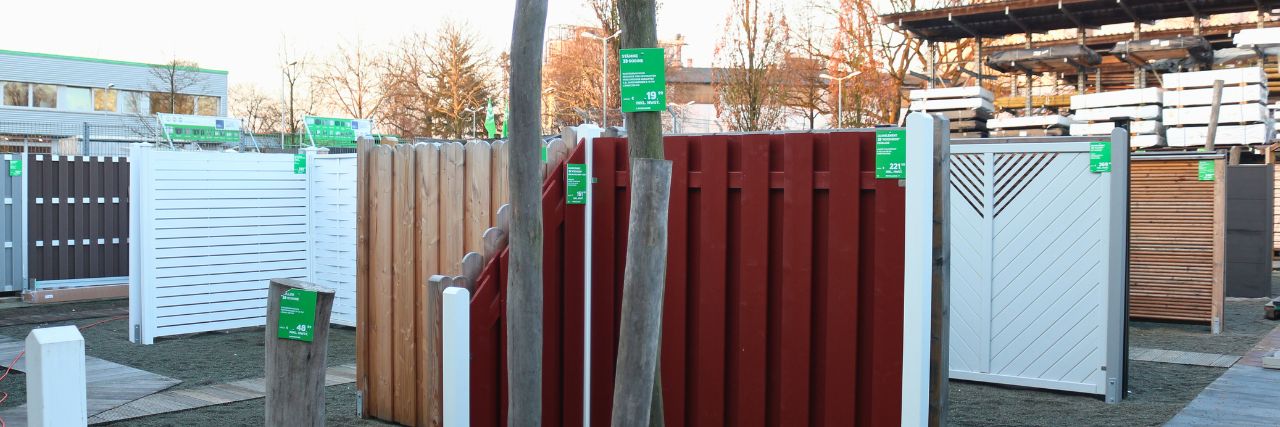A&J Terrassen-& Gartenwelt – Inspiration für Ihren Garten » Im Vordergrund stehen viele verschiedene, bunte Gartenzäune