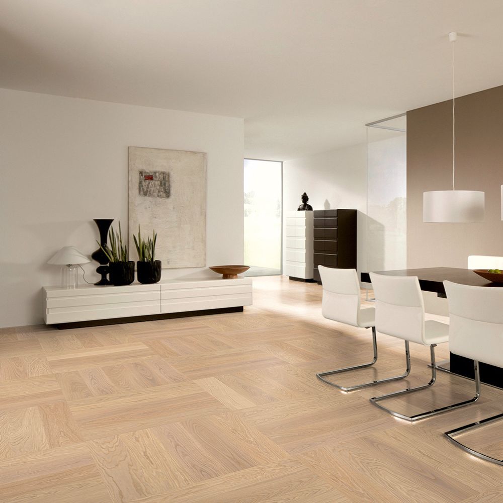 modernes Interieur, Wohnzimmer, weiße Möbel, Holzboden, Esstisch