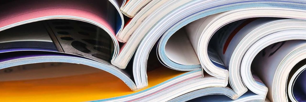 A&J Downloads & Ratgeber - Montage- und Verlegeanleitungen, Tipps & Tricks » Ein Stapel aufgeschlagener Kataloge, die ineinander liegen