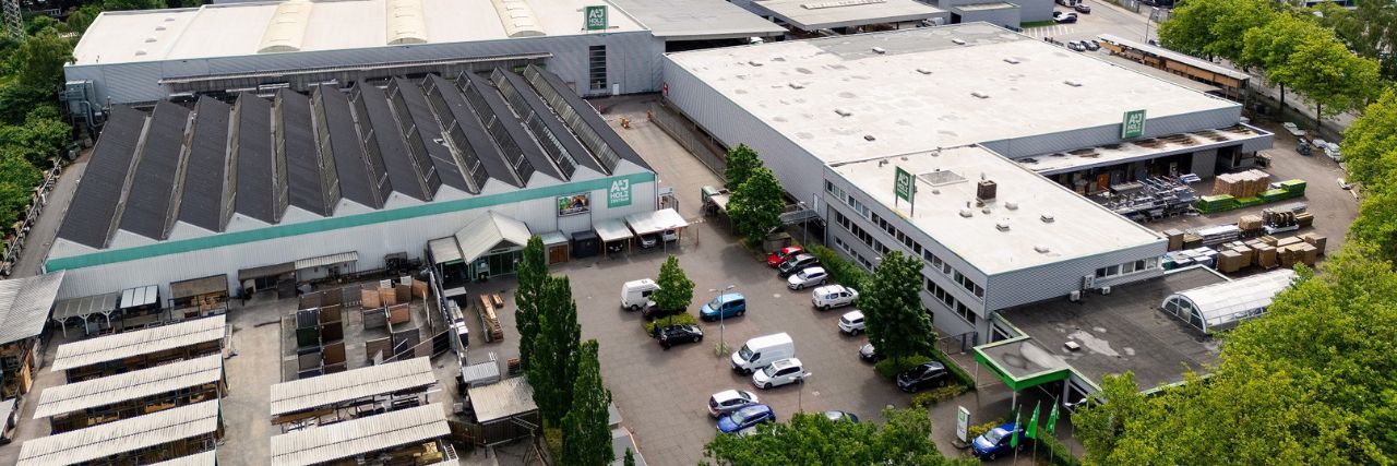 Das Betriebsgelände von A&J – auf ca.40.000qm erhalten Sie bei uns alles rund ums Thema Holz Luftbild vom A&J Gelände: Fachmarkt, Ausstellung und Parkplatz sind von oben zu sehen