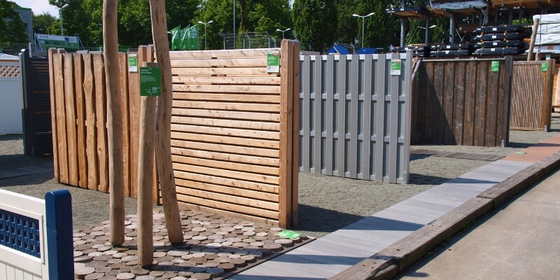 A&J Terrassen-& Gartenwelt – Inspiration für Ihren Garten » Im Vordergrund sind Sichtschutze in verschiedenen Farben zu erkennen