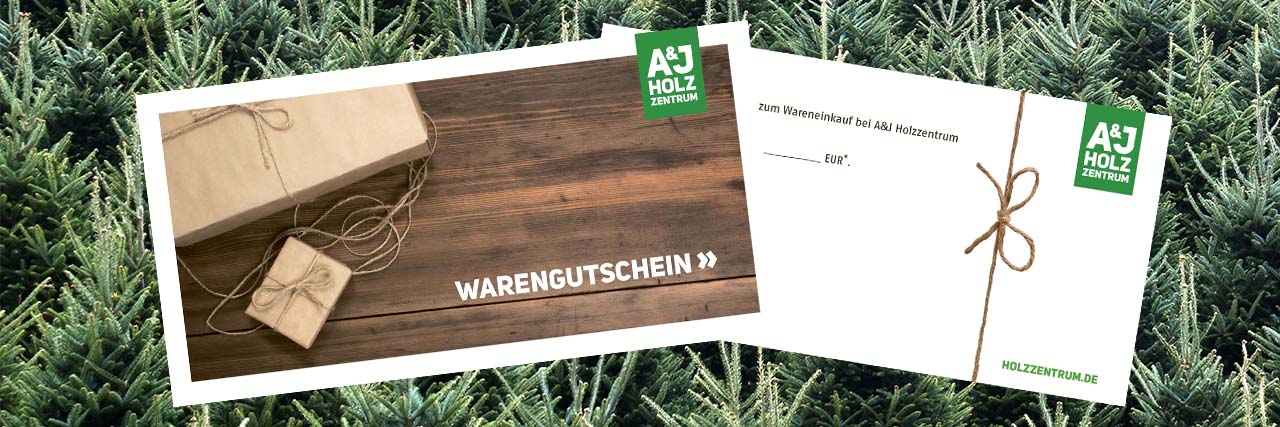 Der A&J Geschenkgutschein – Immer eine gute Idee » Vor einem Waldhintergrund ist die Vorder- und Rückseite des A&J Geschenkgutschein zu sehen.