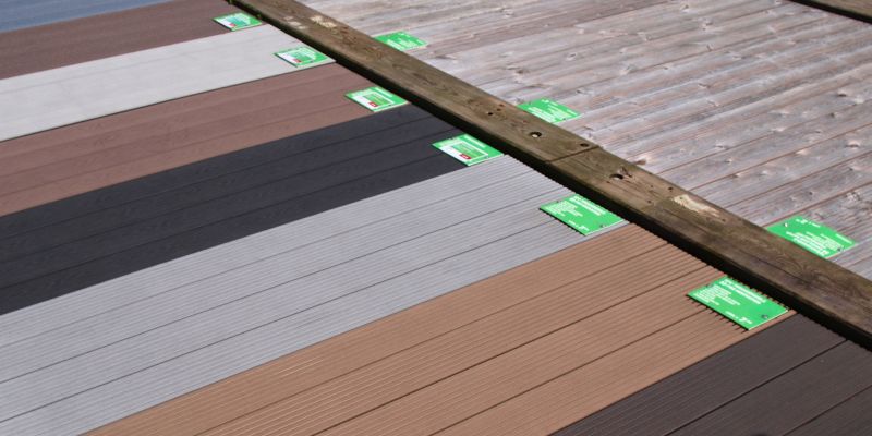 A&J Terrassen- & Gartenwelt – Inspiration für Ihren Garten » Im Vordergrund sind viele verschiedene, bunte Terrassendielen